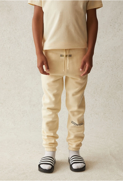 FEAR OF GOD ESSENTIALS SWEATPANTS SS21 BUTTERCREAM KIDS/JR